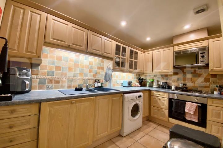 Bright and airy two bedroom apartment opposite the Thames St Georges Square, Pimlico